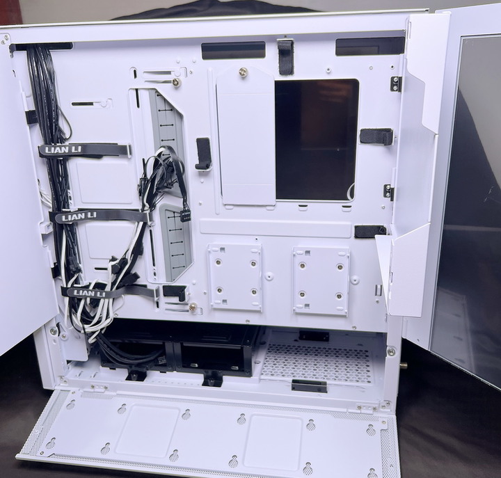 海量硬碟安裝、10顆風扇散熱、整線苦手救星 - LIAN LI LANCOOL III RGB 雙側透玻璃機殼