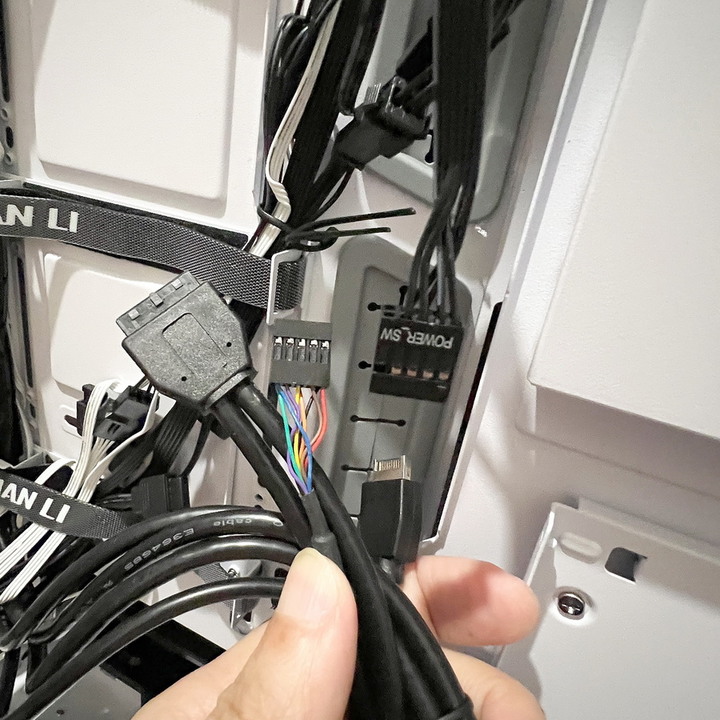海量硬碟安裝、10顆風扇散熱、整線苦手救星 - LIAN LI LANCOOL III RGB 雙側透玻璃機殼