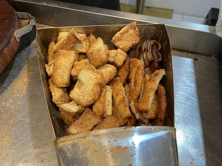 [食記] 鴨香寶東山鴨頭，台灣新北新莊，香酥入味不油膩的現炸鴨皮和甜不辣！