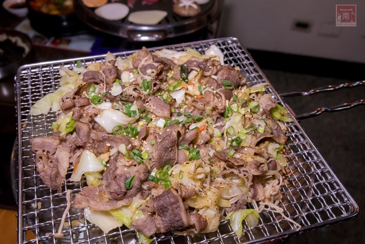 【臺南美食】開了10幾年台南韓式料理店，15道韓國小菜無限供應，供應韓國道地美食、烤肉及部隊鍋~韓朝崇明店