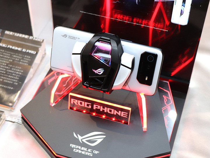 新版本ROG6搭配聯發科的天璣9000+，還跑出安兔兔最高分!