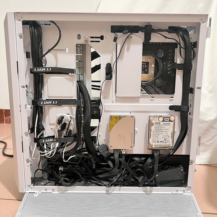海量硬碟安裝、10顆風扇散熱、整線苦手救星 - LIAN LI LANCOOL III RGB 雙側透玻璃機殼