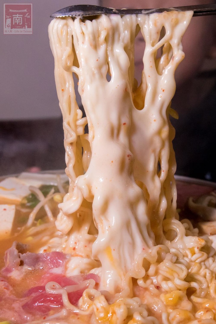 【臺南美食】開了10幾年台南韓式料理店，15道韓國小菜無限供應，供應韓國道地美食、烤肉及部隊鍋~韓朝崇明店