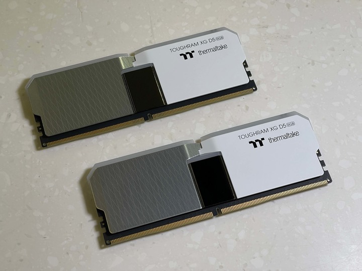 TOUGHRAM XG RGB D5 5600MT/s 2x16GB kit white開箱