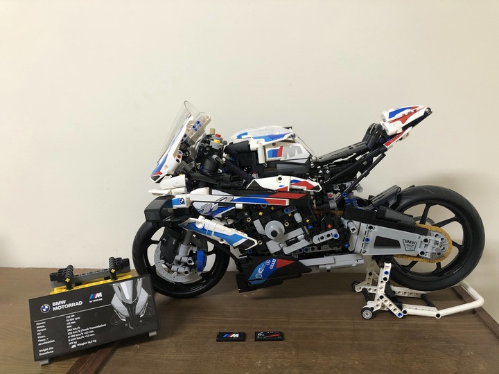 點我看大圖 首踏LEGO樂高!開箱把玩、展示一把罩BMW M1000RR (42130)
