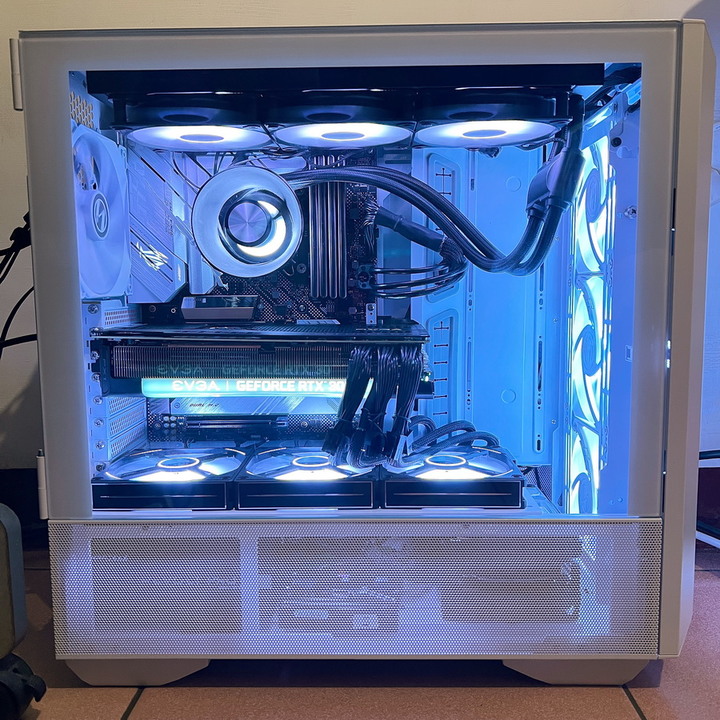 海量硬碟安裝、10顆風扇散熱、整線苦手救星 - LIAN LI LANCOOL III RGB 雙側透玻璃機殼