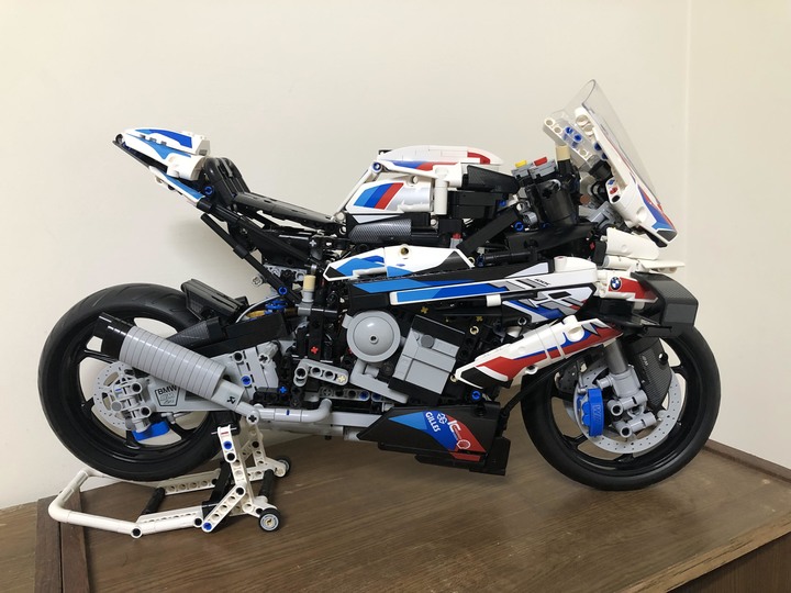 點我看大圖 首踏LEGO樂高!開箱把玩、展示一把罩BMW M1000RR (42130)