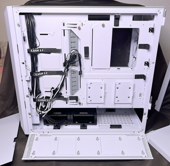 海量硬碟安裝、10顆風扇散熱、整線苦手救星 - LIAN LI LANCOOL III RGB 雙側透玻璃機殼