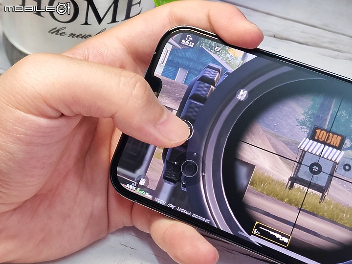 點我看大圖 iPhone 電競手遊保護貼怎麼選?ZEELOT 細緻霧滿版玻璃保護貼開箱實測