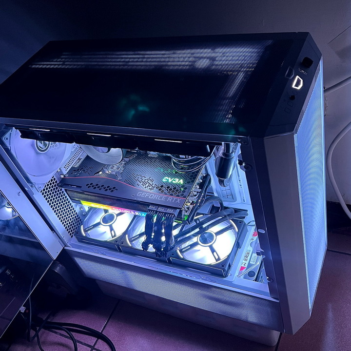 海量硬碟安裝、10顆風扇散熱、整線苦手救星 - LIAN LI LANCOOL III RGB 雙側透玻璃機殼