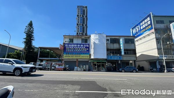 水湳麥當勞一路之隔逢甲影印老店整排被吃下「鉅陞囍御水湳」