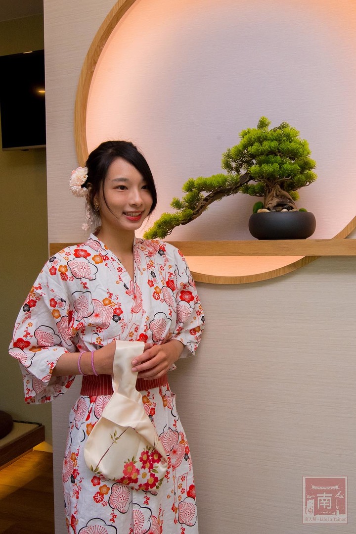 【臺南美容】顛覆小編對於采耳店的想像,來安平采耳紓壓,還有和服免費體驗,拍完照店家還會幫你做成相框,店內也有提供午茶和熱鹹食~耳朵先生采耳館-安平店