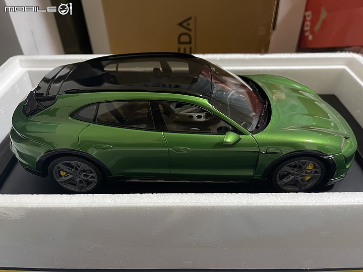 1/18 MINICHAMPS Taycan Turbo S Cross Turismo落漆