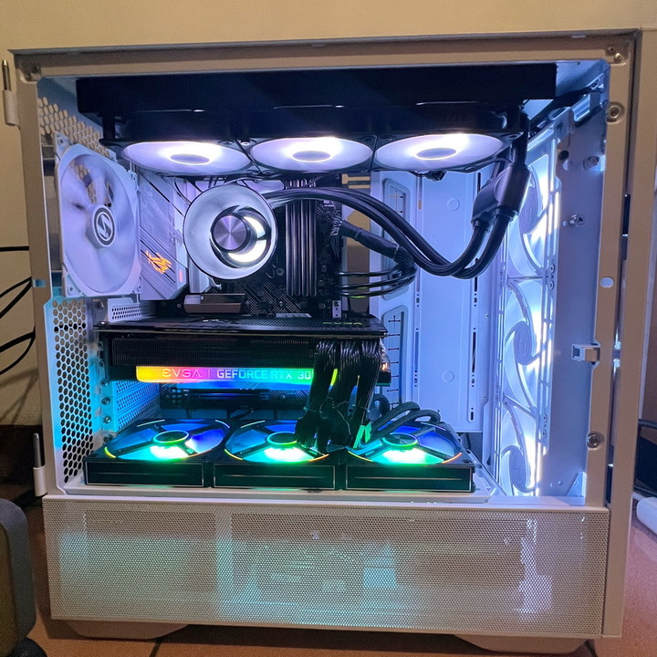 海量硬碟安裝、10顆風扇散熱、整線苦手救星 - LIAN LI LANCOOL III RGB 雙側透玻璃機殼