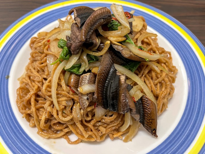 [食記] 嘉義鱔魚麵，台灣新北永和，香辣酸甜鍋氣十足乾炒鱔魚意麵！