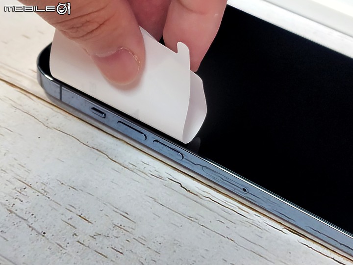 點我看大圖 iPhone 電競手遊保護貼怎麼選?ZEELOT 細緻霧滿版玻璃保護貼開箱實測