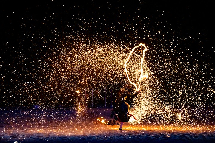 點我看大圖 【Nikon Z9】潮與火:即將成真火舞團表演