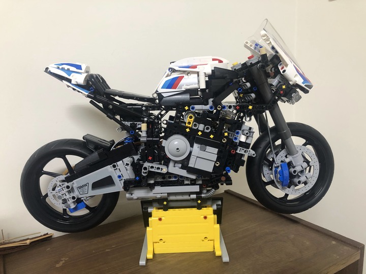 點我看大圖 首踏LEGO樂高!開箱把玩、展示一把罩BMW M1000RR (42130)