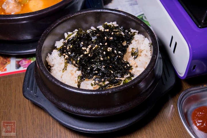 【臺南美食】開了10幾年台南韓式料理店，15道韓國小菜無限供應，供應韓國道地美食、烤肉及部隊鍋~韓朝崇明店