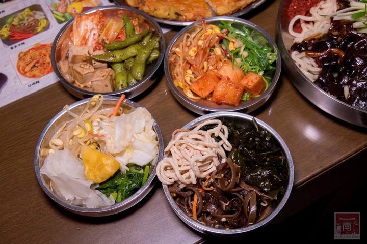 【臺南美食】開了10幾年台南韓式料理店，15道韓國小菜無限供應，供應韓國道地美食、烤肉及部隊鍋~韓朝崇明店