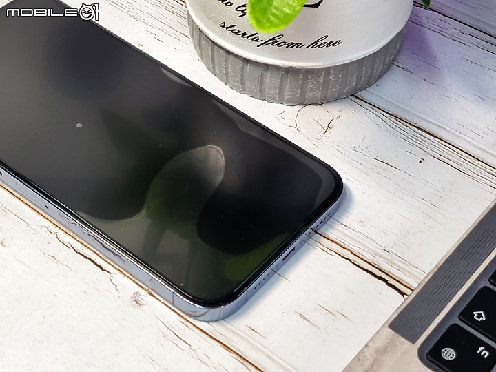 點我看大圖 iPhone 電競手遊保護貼怎麼選?ZEELOT 細緻霧滿版玻璃保護貼開箱實測