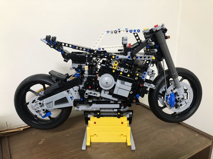 點我看大圖 首踏LEGO樂高!開箱把玩、展示一把罩BMW M1000RR (42130)