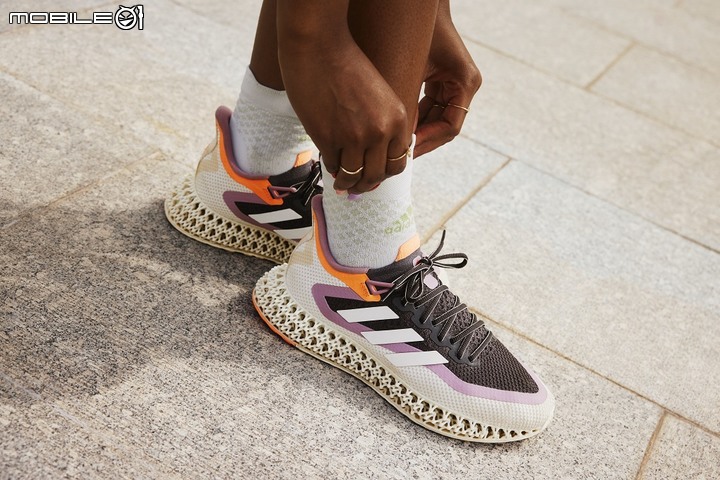【新訊】adidas發表新一代4DFWD跑鞋 更傾斜的中底結構單元!