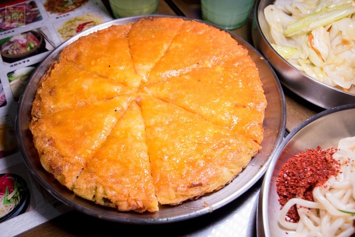 【臺南美食】開了10幾年台南韓式料理店，15道韓國小菜無限供應，供應韓國道地美食、烤肉及部隊鍋~韓朝崇明店
