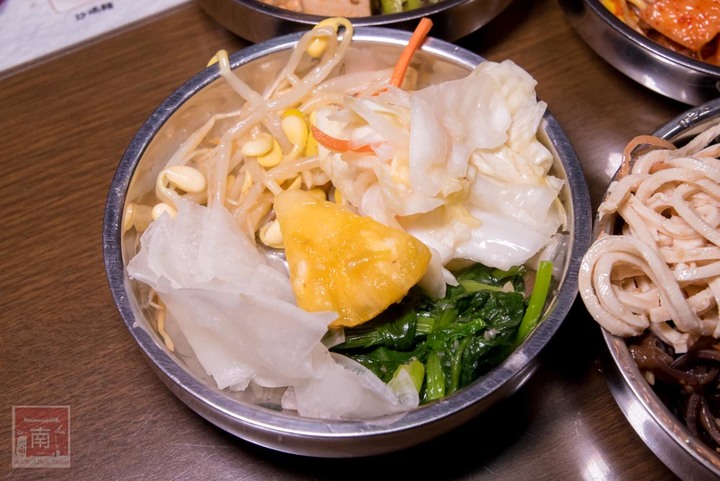 【臺南美食】開了10幾年台南韓式料理店，15道韓國小菜無限供應，供應韓國道地美食、烤肉及部隊鍋~韓朝崇明店