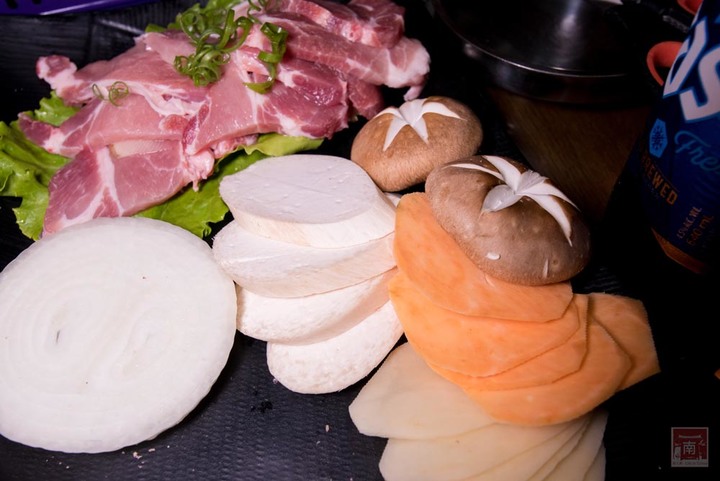 【臺南美食】開了10幾年台南韓式料理店，15道韓國小菜無限供應，供應韓國道地美食、烤肉及部隊鍋~韓朝崇明店