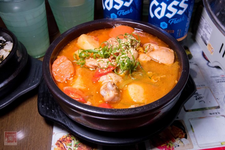 【臺南美食】開了10幾年台南韓式料理店，15道韓國小菜無限供應，供應韓國道地美食、烤肉及部隊鍋~韓朝崇明店