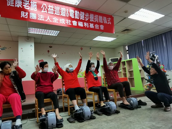 點我看大圖 【生活│保健】健康老施電動健步機。居家運動,造福銀髮族,可主、被動進行關節活動,復健或運動都適合,日走萬步輕鬆達成