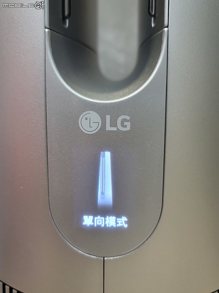 點我看大圖 LG PuriCare AeroTower 風革機 紅點設計超美型空氣淨化風扇
