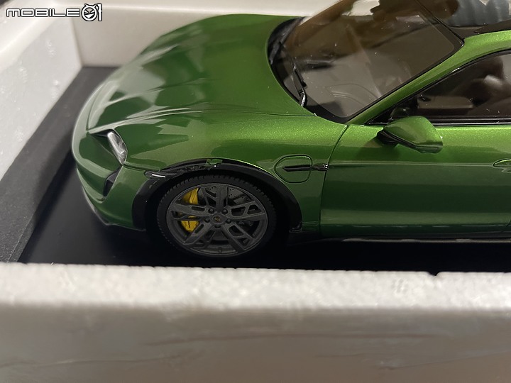 1/18 MINICHAMPS Taycan Turbo S Cross Turismo落漆