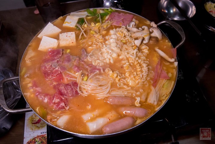 【臺南美食】開了10幾年台南韓式料理店，15道韓國小菜無限供應，供應韓國道地美食、烤肉及部隊鍋~韓朝崇明店