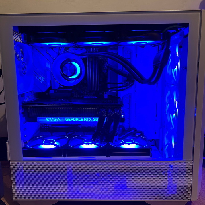 海量硬碟安裝、10顆風扇散熱、整線苦手救星 - LIAN LI LANCOOL III RGB 雙側透玻璃機殼