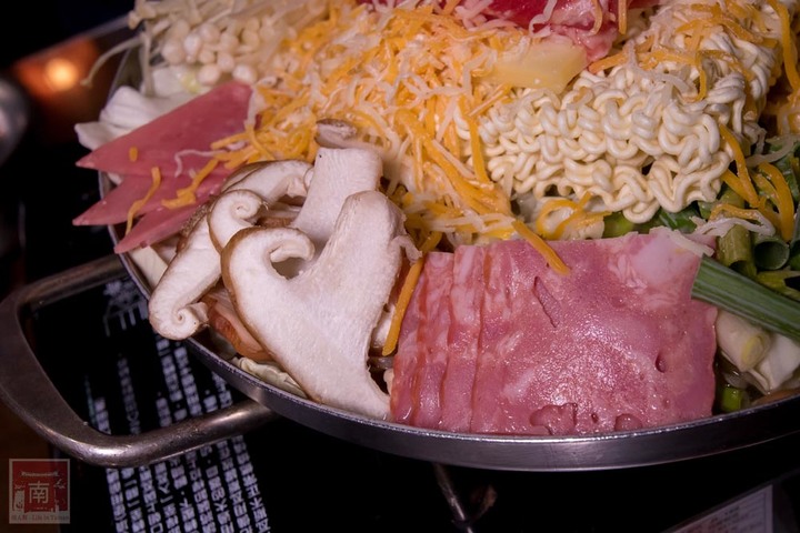 【臺南美食】開了10幾年台南韓式料理店，15道韓國小菜無限供應，供應韓國道地美食、烤肉及部隊鍋~韓朝崇明店