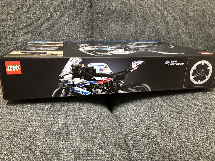 點我看大圖 首踏LEGO樂高!開箱把玩、展示一把罩BMW M1000RR (42130)