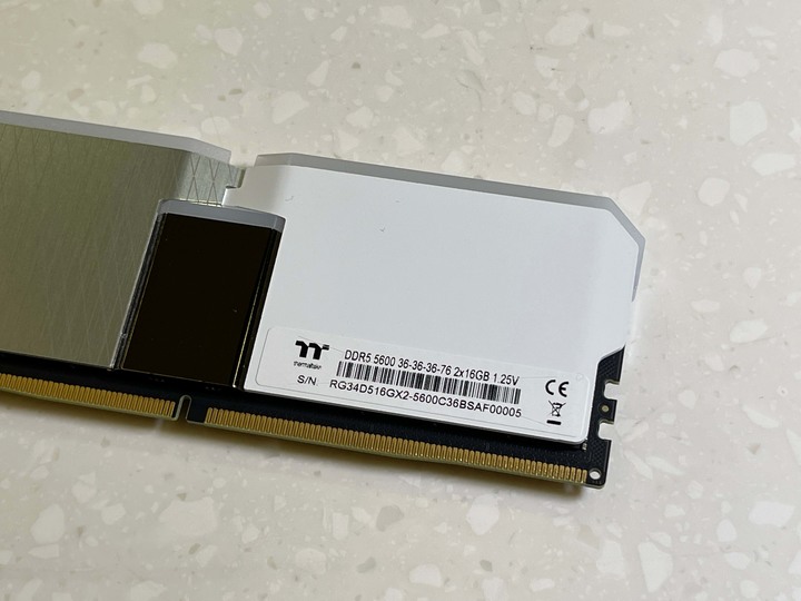 TOUGHRAM XG RGB D5 5600MT/s 2x16GB kit white開箱
