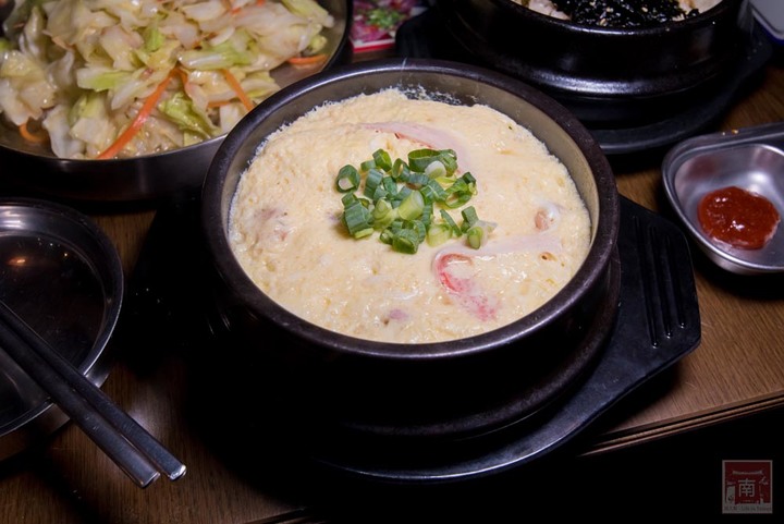 【臺南美食】開了10幾年台南韓式料理店，15道韓國小菜無限供應，供應韓國道地美食、烤肉及部隊鍋~韓朝崇明店