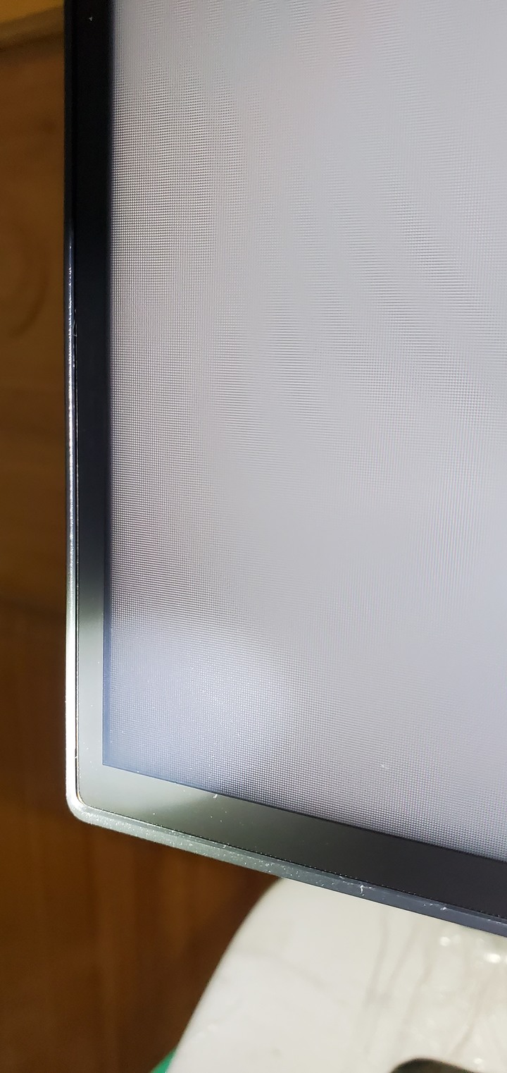 請問Dell U2422H 電腦螢幕暗角陰影問題