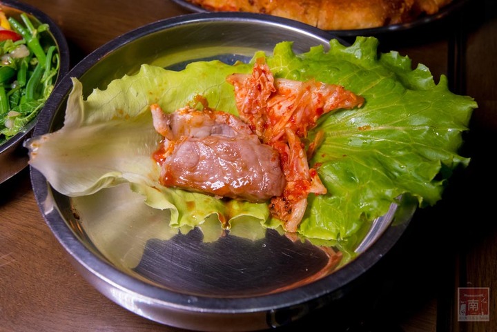 【臺南美食】開了10幾年台南韓式料理店，15道韓國小菜無限供應，供應韓國道地美食、烤肉及部隊鍋~韓朝崇明店