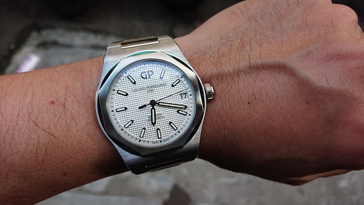 開箱：GIRARD-PERREGAUX Laureato 芝柏白桂冠