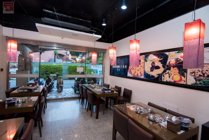 【臺南美食】開了10幾年台南韓式料理店，15道韓國小菜無限供應，供應韓國道地美食、烤肉及部隊鍋~韓朝崇明店