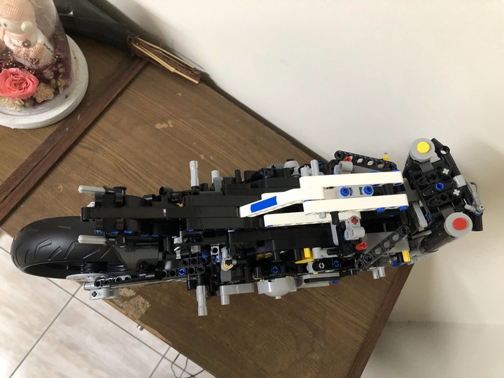 點我看大圖 首踏LEGO樂高!開箱把玩、展示一把罩BMW M1000RR (42130)
