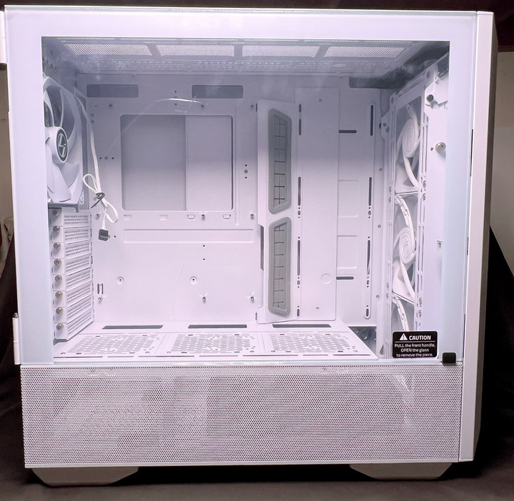 海量硬碟安裝、10顆風扇散熱、整線苦手救星 - LIAN LI LANCOOL III RGB 雙側透玻璃機殼