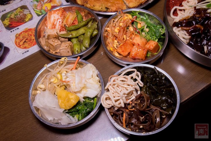 【臺南美食】開了10幾年台南韓式料理店，15道韓國小菜無限供應，供應韓國道地美食、烤肉及部隊鍋~韓朝崇明店