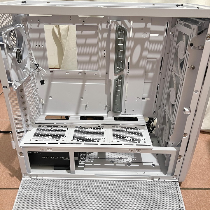 海量硬碟安裝、10顆風扇散熱、整線苦手救星 - LIAN LI LANCOOL III RGB 雙側透玻璃機殼