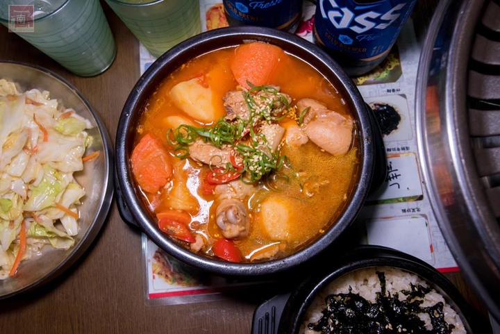 【臺南美食】開了10幾年台南韓式料理店，15道韓國小菜無限供應，供應韓國道地美食、烤肉及部隊鍋~韓朝崇明店