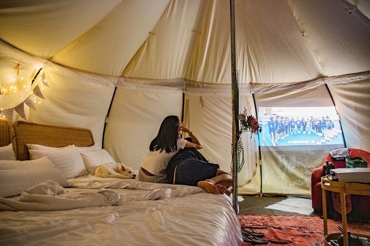 露營怕麻煩?全台8大「免裝備」豪華露營區,帳內泡湯、賞星空再也不是夢!(上)